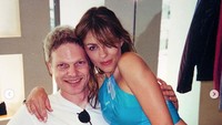 Keduanya pun disebut saling jatuh cinta dan sering tertangkap kamera tengah bermesraan. Dok. Instagram/elizabethhurley1