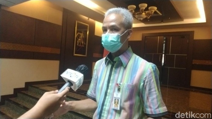 Gubernur Jateng Ganjar Pranowo usai rapat di kantornya, Selasa (23/6).