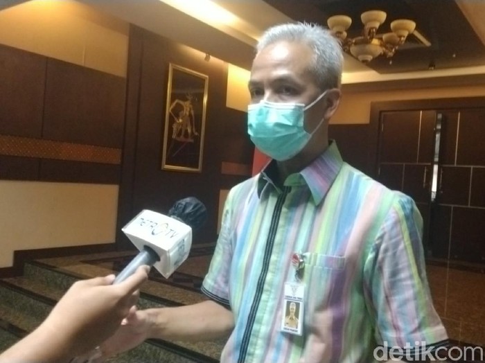 Gubernur Jateng Ganjar Pranowo usai rapat di kantornya, Selasa (23/6).