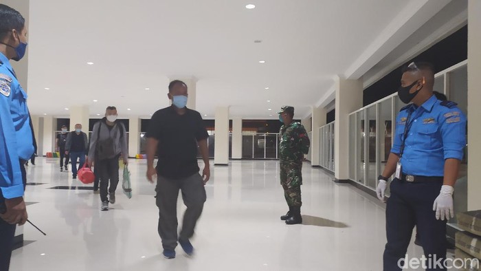 Gelombang pertama kedatangan TKA asal China tiba di Bandara Halu Oleo Kendari (Sitti Harlina/detikcom)