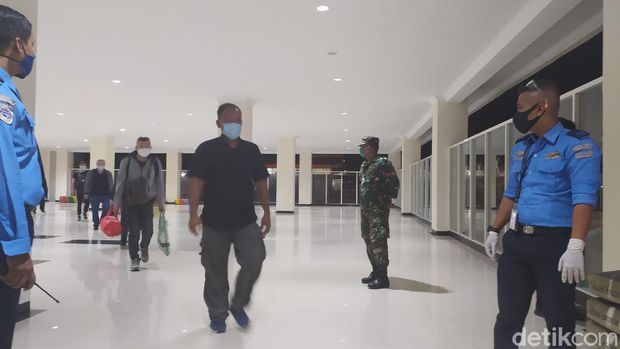 Gelombang pertama kedatangan TKA asal China tiba di Bandara Halu Oleo Kendari (Sitti Harlina/detikcom)