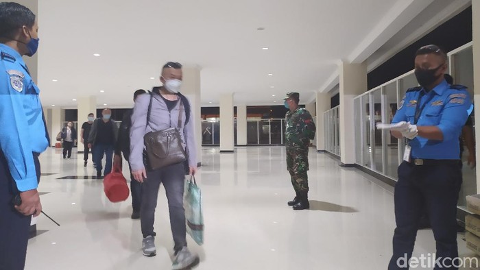 Gelombang pertama kedatangan TKA asal China tiba di Bandara Halu Oleo Kendari (Sitti Harlina/detikcom) Gelombang pertama kedatangan TKA asal China tiba di Bandara Halu Oleo Kendari (Sitti Harlina/detikcom)