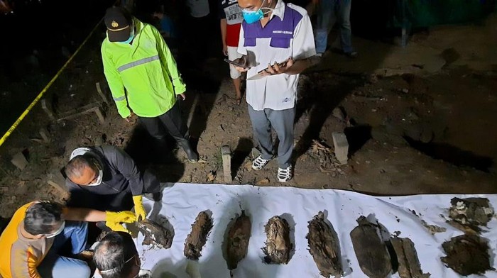 Penemuan kain kafan di Kudus bikin geger masyarakat. Kain kafan itu berisi bangkai ayam, mantra, hingga foto perempuan.