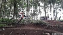 Menjajal Trek Unik Sepeda di Cirorek Garut yang Dikelilingi Hutan Pinus