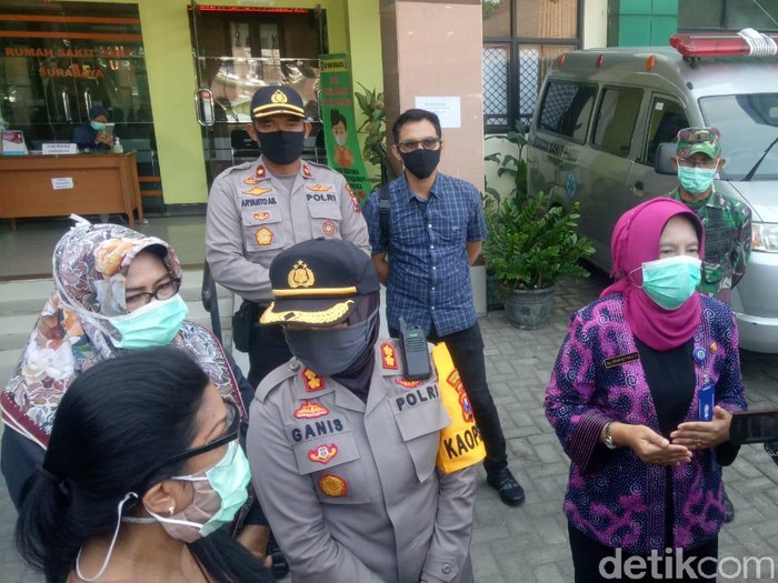 Empat tersangka kasus jemput paksa jenazah pasien positif Corona di RS Paru menjalani rapid test. Hasilnya, semuanya reaktif.