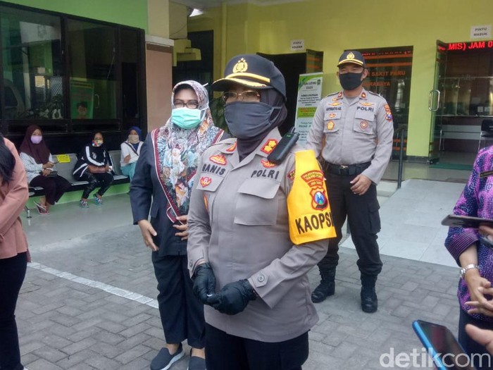 Empat tersangka kasus jemput paksa jenazah pasien positif Corona di RS Paru menjalani rapid test. Hasilnya, semuanya reaktif.