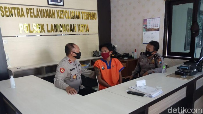 Pria di Lamongan menghajar seorang juru parkir yang membonceng dua pemandu lagu. Kekerasan dilakukan karena pria itu cemburu.
