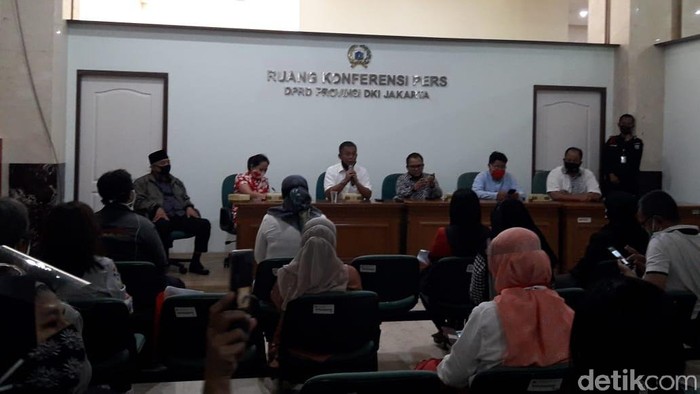Ketua DPRD DKI temui para orang tua yang berdemo soal PPDB DKI di Gedung Balai Kota