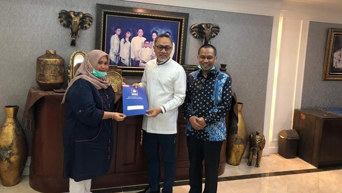 Ketum PAN Zulkifli Hasan menyerahkan surat keputusan dukungan kepada Kasmarni-Bagus Santoso untuk Pilkada Kabupaten Bengkalis.