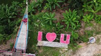 Ternyata, selain benda mirip kapal karam, masih di lokasi tersebut terdapat potensi wisata alam yang luar biasa bahkan beberapa diantaranya hasil sentuhan kreativitas pemuda desa setempat.