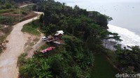 Haluan perahu tersebut posisinya menjorok melewati tepian bukit dibuat sedemikian rupa hingga mirip perahu yang terdampar.