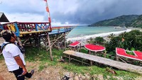 Spot instagramable untuk para pemburu like di media sosial, selain perahu tersebut ada juga papan merah instagenic bertuliskan I Love U di dekat haluan perahu tersebut.