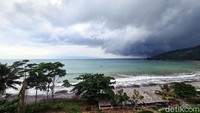 Sejumlah fasilitas sederhana namun mengasyikan bisa dirasakan di kawasan ini, diantaranya lokasi penyewaan perahu yang bisa mengajak penunjung berlayar di sekitar teluk Palabuhanratu.
