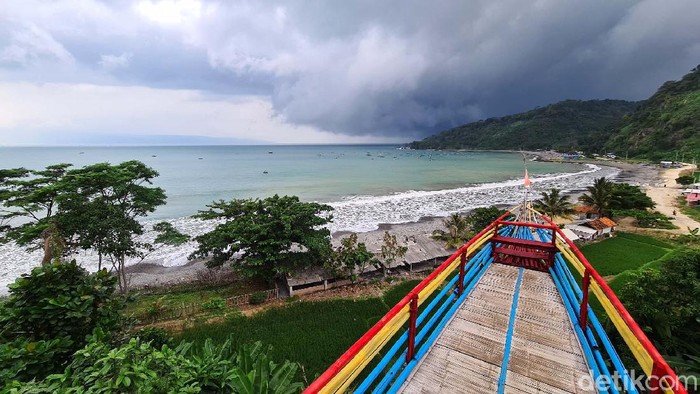 Pantai Cikembang, Kabupaten Sukabumi, yang sempat heboh dengan penampakan benda mirip kapal karam juga menyimpan keindahan alam yang memesona. Coba lihat deh....