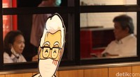 Aturan protokol kesehatan tersebut disiasati oleh KFC dengan menempatkan manekin berbentuk Kolonel Sanders.
