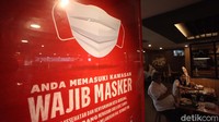 Pengunjung juga diwajibkan memakai masker.
