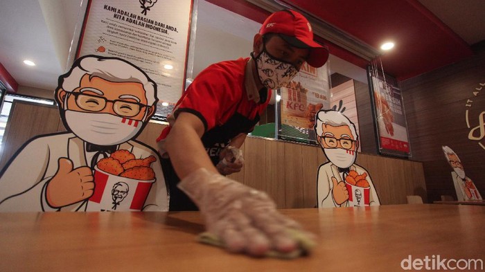Protokol new normal kreatif hadir di gerai fast food KFC Indonesia. KFC menghadirkan maskot Colonel Sanders di kursi untuk menemani pengunjung.