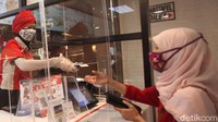 Selain manekin, protokol kesehatan lainnya juga diterapkan guna saling menjaga kesehatan.  