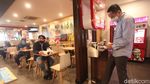 Kini Makan Ayam Ditemani Colonel Sanders Loh!