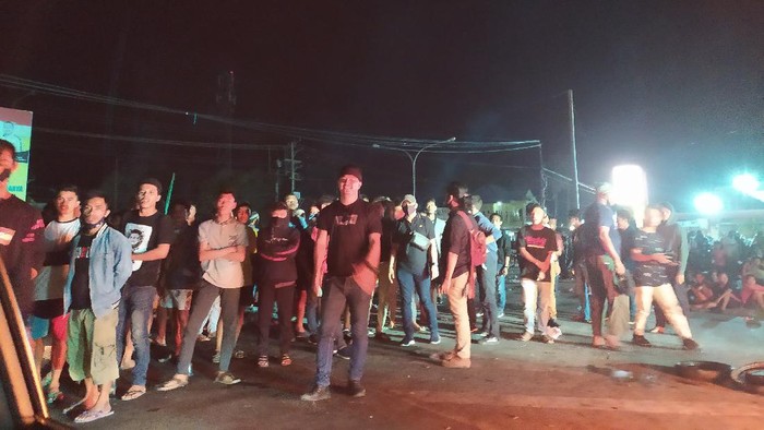 Massa aksi masih bertahan di sekitar Bandara Haluoleo Kendari, Selasa (23/6/2020).