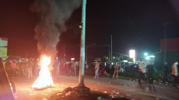 Massa aksi melakukan aksi bakar ban, menolak kedatangan TKA China di Kendari, Sultra, Selasa (23/6/2020).