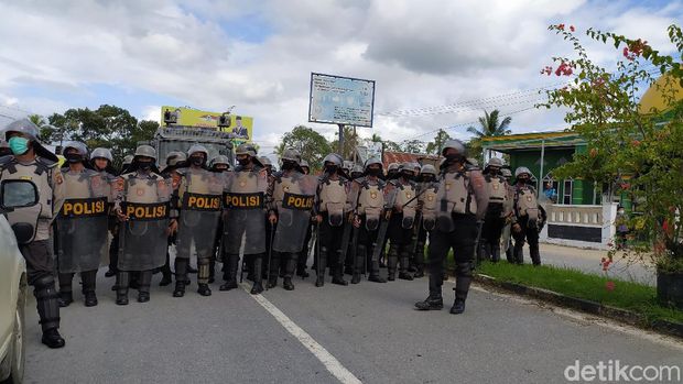 Massa mahasiswa hingga anggota DPRD di Kendari Sultra berunjuk rasa menolak kedatangan 500 TKA China (Sitti-detikcom).