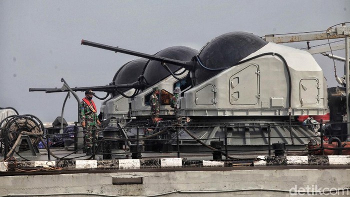 Pasukan Kopaska TNI AL melakukan Latihan Peperangan Laut Khusus di kawasan Dermaga Pondok Dayung, Jakarta Utara, Selasa (23/6).  Latihan ini bertujuan untuk meningkatkan kemampuan, keterampilan serta kesiapsiagaan pasukan Kopaska TNI AL untuk menjaga keamanan dan kedaulatan Negera Republik Indonesia di bidang maritim.