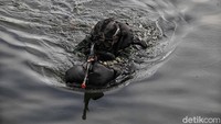 Kopaska melakukan penyerbuan dengan berenang perlahan di perairan Dermaga Pondok Dayung.