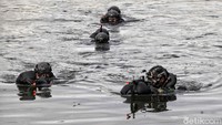 Kopaska meluncur menuju sasaran dengan posisi senjata api siap menembak.