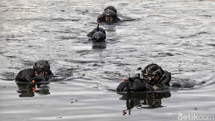Pasukan Kopaska TNI AL melakukan Latihan Peperangan Laut Khusus di kawasan Dermaga Pondok Dayung, Jakarta Utara, Selasa (23/6).  Latihan ini bertujuan untuk meningkatkan kemampuan, keterampilan serta kesiapsiagaan pasukan Kopaska TNI AL untuk menjaga keamanan dan kedaulatan Negera Republik Indonesia di bidang maritim.