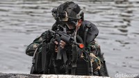 Kopaska langsung menyerbu sasaran saat tiba di daratan.
