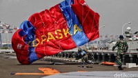 Penerjun payung Kopaska sukses mendarat Dermaga Pondok Dayung untuk membantu penyerangan dalam Latihan Peperangan Laut Khusus 2020.