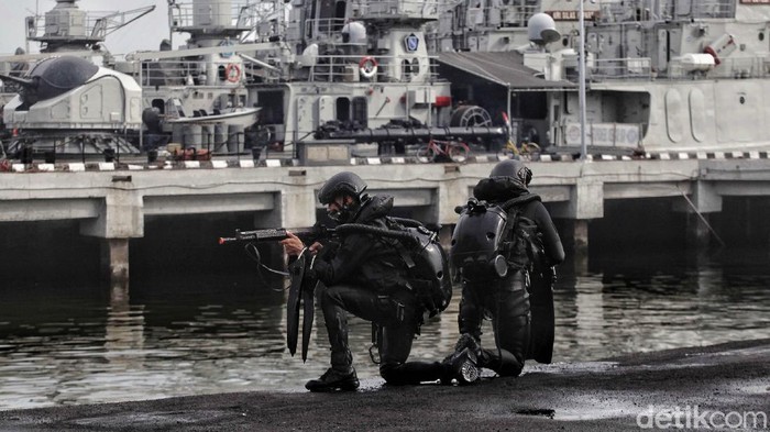 Melihat Latihan Perang TNI AL Pasukan Kopaska TNI AL melakukan Latihan Peperangan Laut Khusus di kawasan Dermaga Pondok Dayung, Jakarta Utara, Selasa (23/6). Latihan ini bertujuan untuk meningkatkan kemampuan, keterampilan serta kesiapsiagaan pasukan Kopaska TNI AL untuk menjaga keamanan dan kedaulatan Negera Republik Indonesia di bidang maritim.