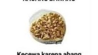 Kacang bawang juga jadi bahan candaan. Kriuk gurih kacang bawang di tangan netizen kreatif jadinya kecewa karena abang gak bawa uang. Foto: istimewa