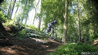 Jalur sepeda yang diperuntukkan untuk downhill ini berada di Kampung Cirorek, Desa Karyamekar, Kabupaten Garut.