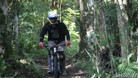 Daeng, salah seorang pecinta sepeda asal Garut mengatakan, trek Cirorek merupakan tempat yang unik. Trek sepanjang 2,2 kilometer ini dipenuhi rintangan yang cukup menantang, namun tetap ramah bagi para pemula. Kelebihan trek Cirorek yakni kontur tanah yang stabil.