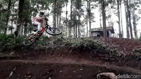Kota berjuluk Swiss van Java ini memiliki segudang trek sepeda. Jalanan datar, menurun, hingga tanjakan yang ekstrem semuanya ada di sini. Satu dari sekian banyak trek sepeda di Garut yang paling diminati adalah trek Cirorek.