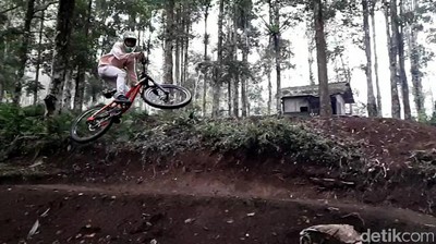 Menjajal Trek Sepeda Downhill yang Jadi Primadona di Garut