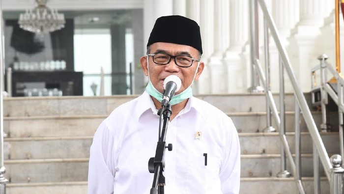 Menko PMK Muhadjir Effendy seusai bertemu Presiden Jokowi di Istana.