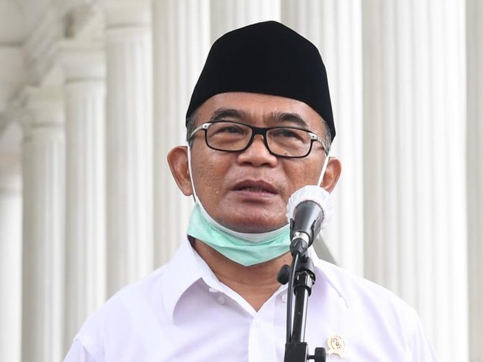 Menko PMK Muhadjir Effendy seusai bertemu Presiden Jokowi di Istana.