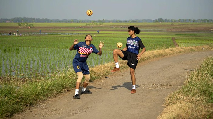 MERAWAT MIMPI DI TENGAH PANDEMI Petembak Vidya Rafika Rahmatan berlatih dalam Pelatnas cabang menembak di Lapangan Tembak Senayan, Jakarta, Jumat (12/6/2020). *** Local Caption ***