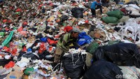 Sampah, bagi sebagian orang dianggap sebagai benda yang tak lagi terpakai dan tak memiliki nilai jual. Meski begitu, bagi sejumlah orang lainnya mengumpulkan sampah menjadi mata pencaharian mereka untuk memenuhi kebutuhan hidup sehari-hari.