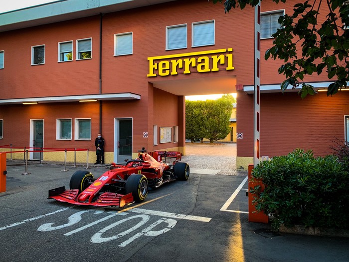 Mobil Balap Formula 1 Ferrari Diajak Ngebut di Jalan Raya