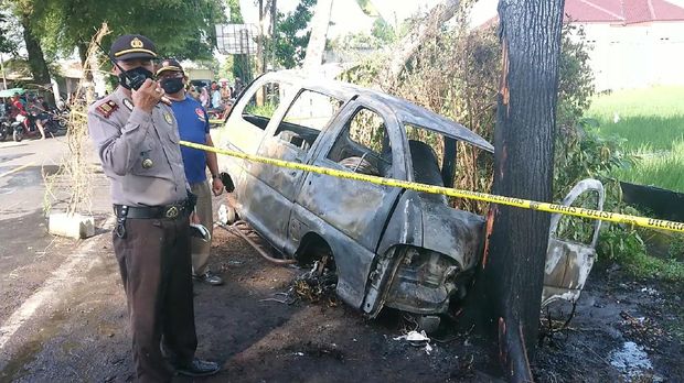 mobil terbakar di tulungagung