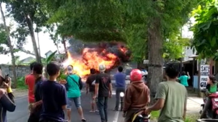 mobil terbakar di tulungagung