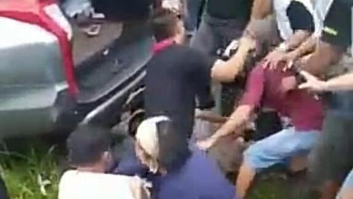 Momen Bripka Masruri dan istri bersimpuh menahan massa main hakim sendiri terhadap 2 Pelaku jambret