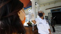 Pengunjung harus menjalani rangkaian pemeriksaan seperti cek suhu tubuh sebelum memasuki museum.