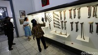 Beberapa pengunjung melihat-lihat koleksi museum seperti keris.