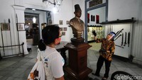 Pecinta sejarah Solo mendapat penjelasan dari petugas museum.