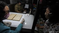 Petugas museum dan mahasiswa magang menyempurnakan arsip kuno dari kerusakan yang merupakan koleksi museum.